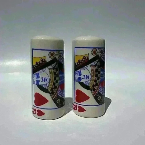 Niagara Falls Playing Cards Queens Salt & Pepper Shakers - Picture 3 of 5